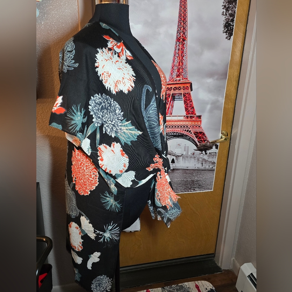OSFM NWOT Boutique Kimono 37.5Long 34.5ptp Blk Floral Raw Fringe Hem Soft! - Picture 11 of 13